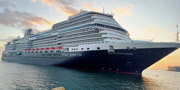 "غرب بورسعيد" يستقبل 3600 سائح على متن سفينة هولندية عملاقة