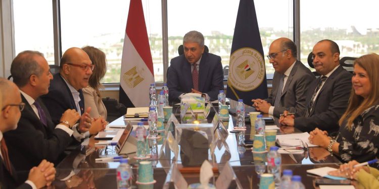 "السياحة" تبحث التعاون المستقبلى مع غرفة التجارة الأمريكية