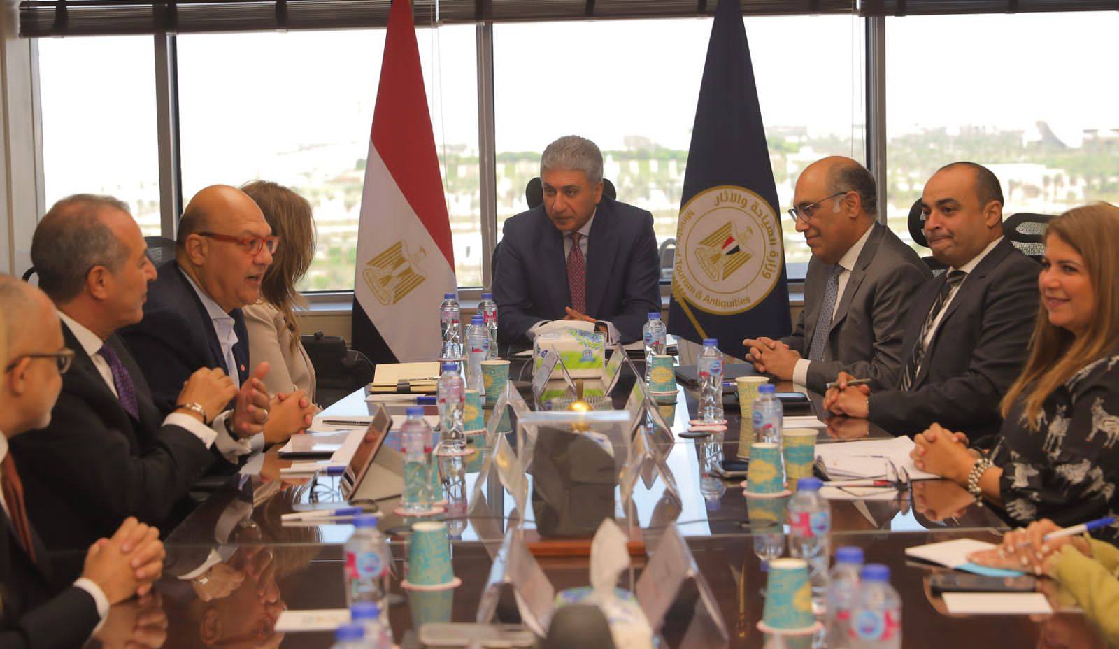 "السياحة" تبحث التعاون المستقبلى مع غرفة التجارة الأمريكية