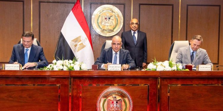 "الرى" و"الزراعة" توقعان اتفاقية تسوية منازعة استثمار مع "القناة للسكر"