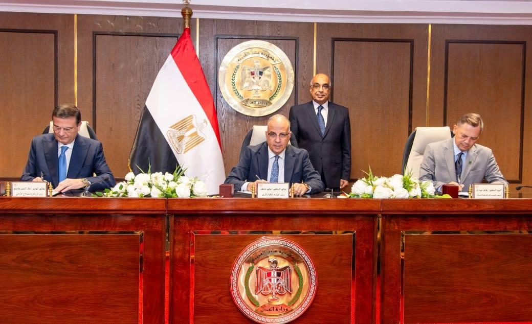 "الرى" و"الزراعة" توقعان اتفاقية تسوية منازعة استثمار مع "القناة للسكر"