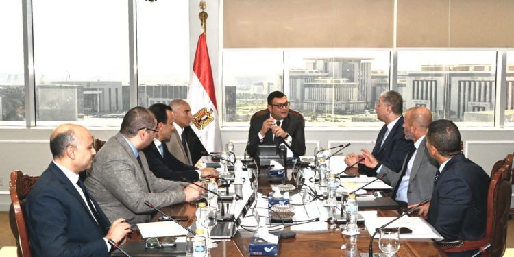 وزير الإسكان يتابع العمل بمشروعات العاصمة الإدارية والعلمين الجديدة