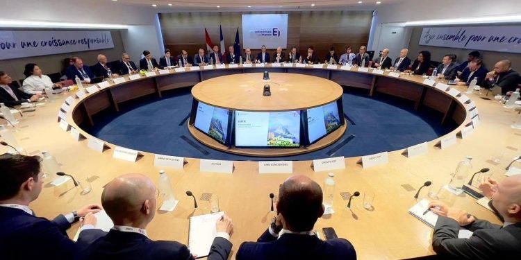 "اقتصادية قناة السويس" تبحث مع شركات فرنسية فرص الاستثمار بالمنطقة