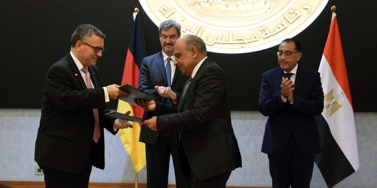 توقيع إعلان نوايا بين "الكهرباء المصرية" وحكومة ولاية بافاريا الألمانية