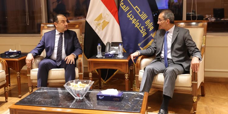 "الاتصالات" و"قطاع الأعمال" تبحثان تنفيذ برنامج تخطيط موارد المؤسسات "ERP"