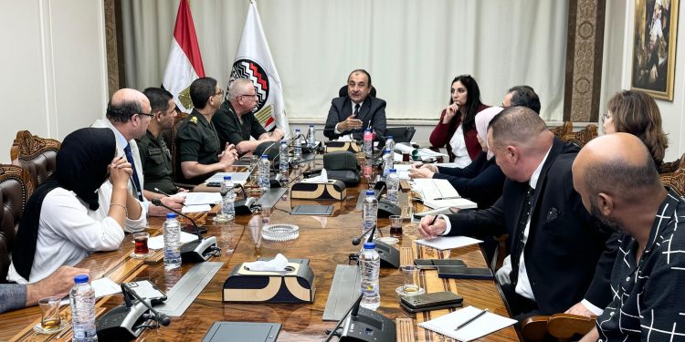 وزير قطاع الأعمال يتابع تنفيذ مشروع تطوير "مصر للغزل وصباغى البيضا"