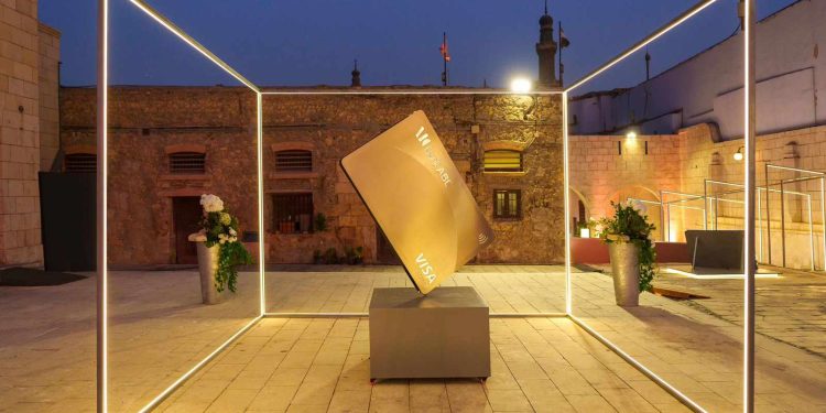 بنك "ABC" و"Visa" يطلقان بطاقة "فيزا إنفينيت" المعدنية