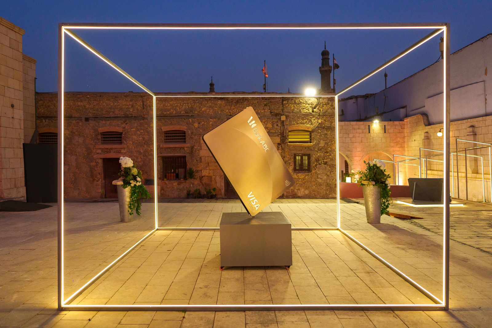 بنك "ABC" و"Visa" يطلقان بطاقة "فيزا إنفينيت" المعدنية