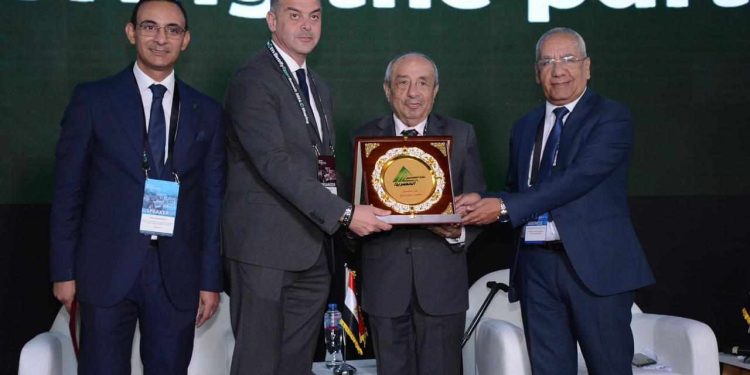 قمة مصر لوسائل التنقل الكهربائية توصى بدعم الابتكار وتحسين البنية التحتية