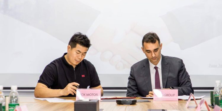 شراكة بين «نور الدين الشريف» و«روكس موتور» لتوزيع السيارات الكهربائية