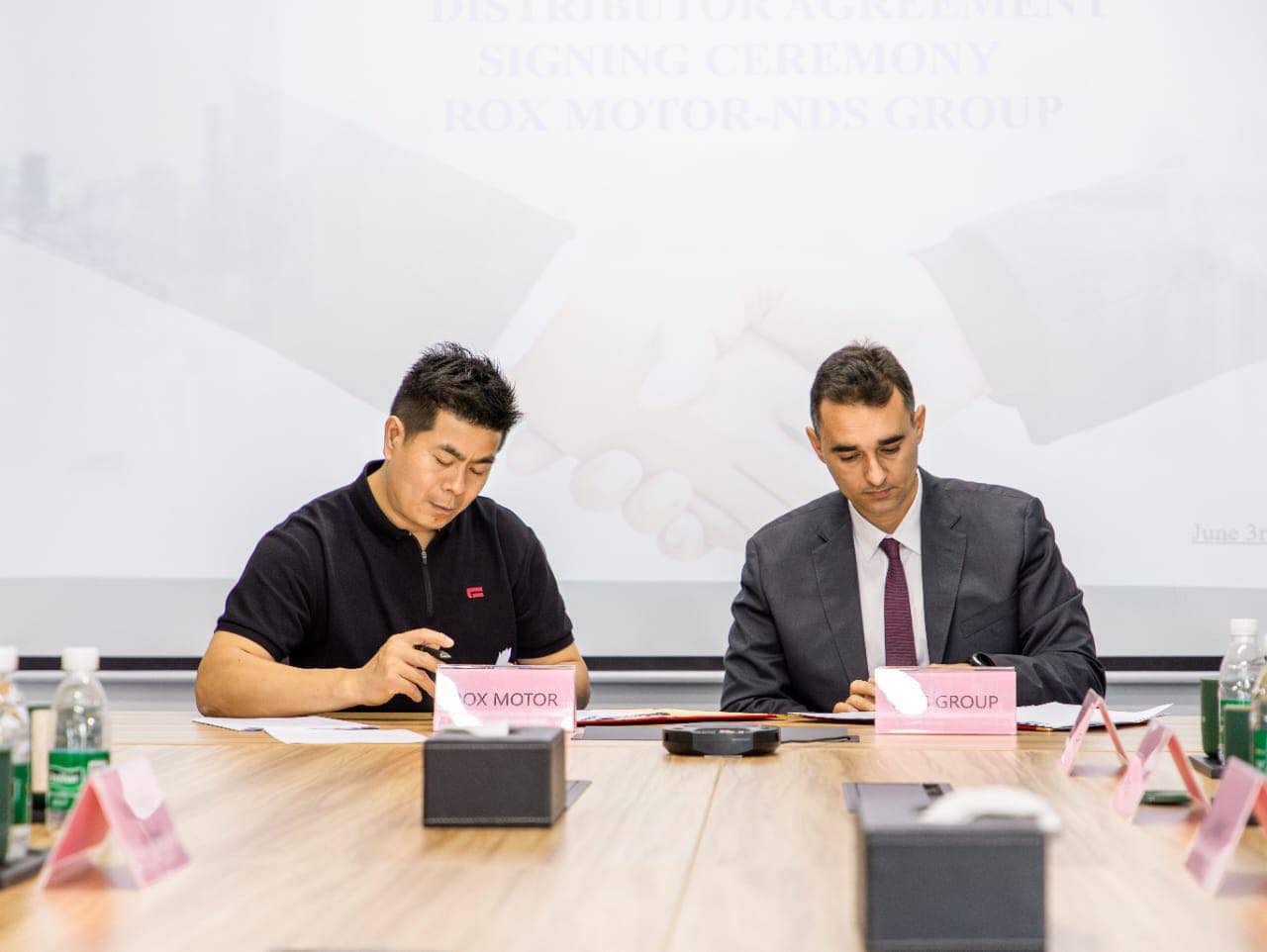 شراكة بين «نور الدين الشريف» و«روكس موتور» لتوزيع السيارات الكهربائية