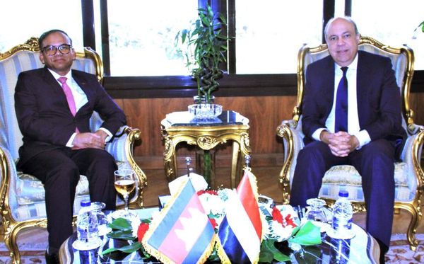 وزير الطيران يبحث مع سفير كمبوديا توقيع اتفاقية نقل جوي 