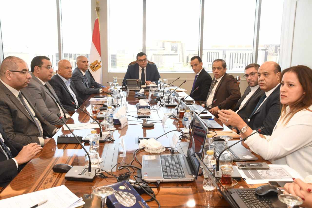 وزير الإسكان: الالتزام بالمعايير القياسية لإدارة وتشغيل مختلف المشروعات