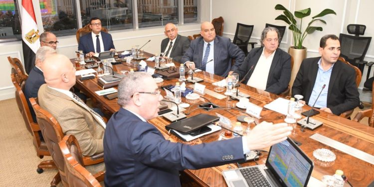 وزير الإسكان يتابع تنفيذ مشروعات الخطة الاستراتيجية لتحلية مياه البحر