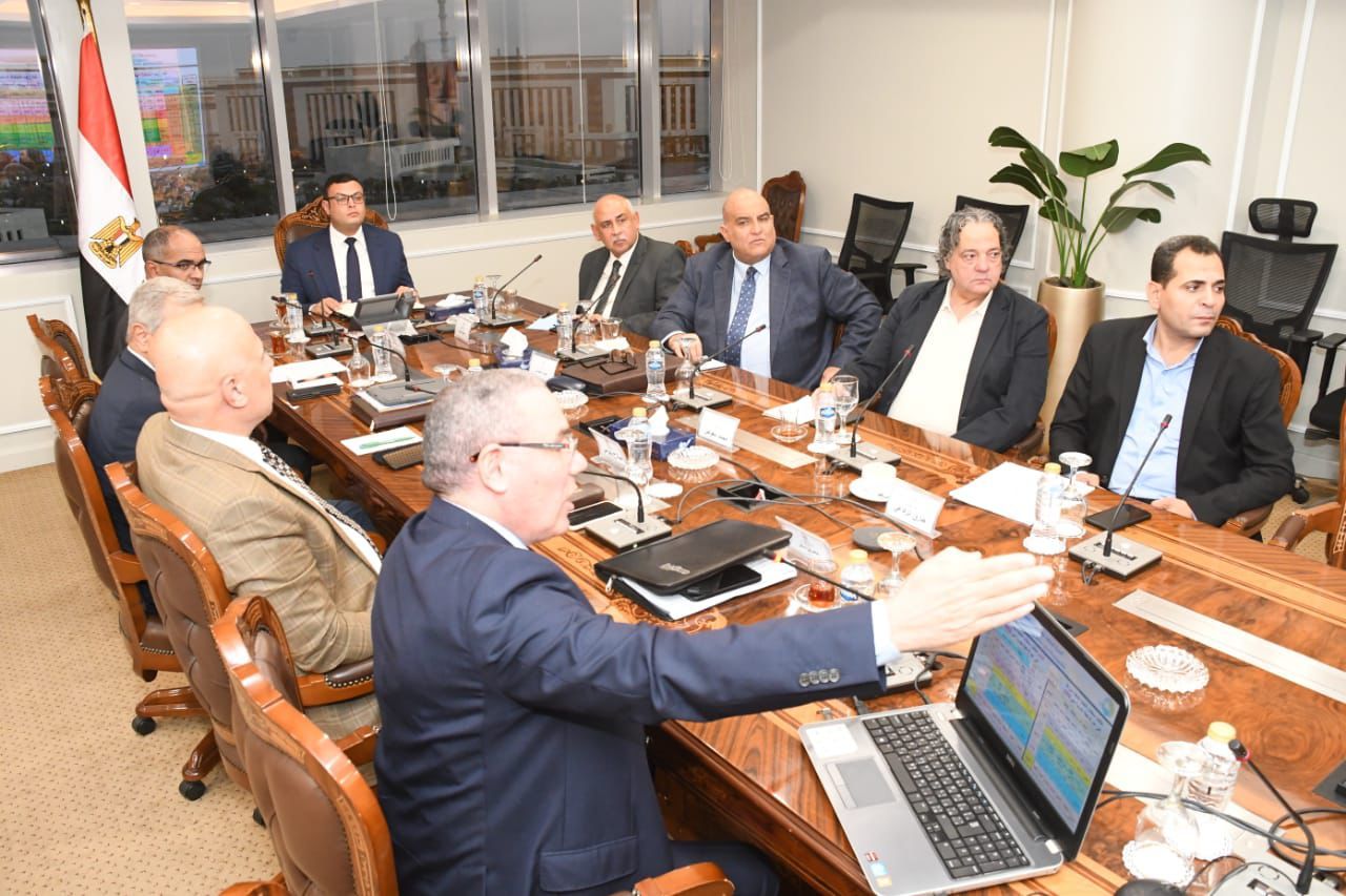 وزير الإسكان يتابع تنفيذ مشروعات الخطة الاستراتيجية لتحلية مياه البحر