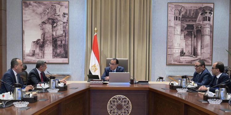 رئيس الوزراء يتابع ملفات عمل وكالة الفضاء المصرية