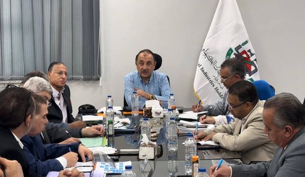 اجتماع وزير قطاع الأعمال مع الشركة القابضة للصناعات الكيماوية