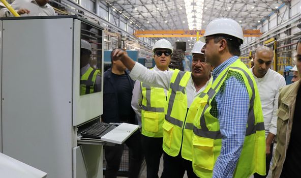 وزير قطاع الأعمال العام يتفقد الخطط التوسعية لـ"سيجوارت" لإنتاج الفلنكات الخرسانية