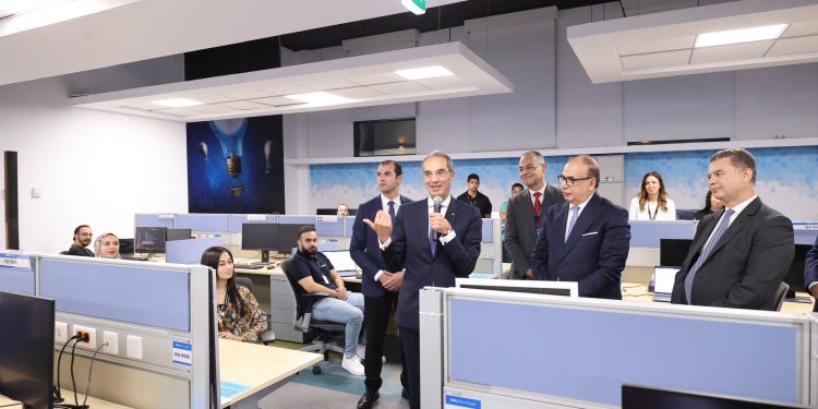 وزير الاتصالات: نعمل على تعزيز قدرات مصر التنافسية في صناعة التعهيد