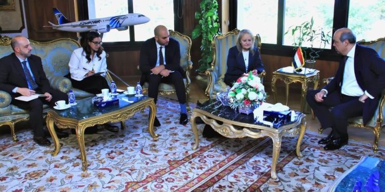 وزير الطيران يبحث مع "الأوروبي لإعادة الإعمار" التعاون المشترك