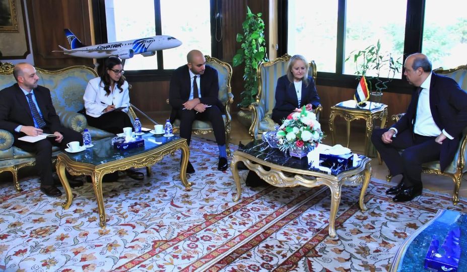 وزير الطيران يبحث مع "الأوروبي لإعادة الإعمار" التعاون المشترك