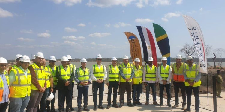 وزير الإسكان يتابع مشروع سد ومحطة "جوليوس نيريرى" بتنزانيا