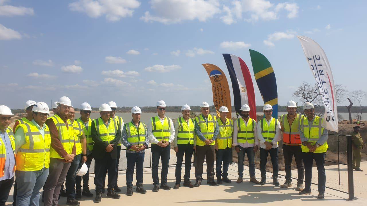 وزير الإسكان يتابع مشروع سد ومحطة "جوليوس نيريرى" بتنزانيا