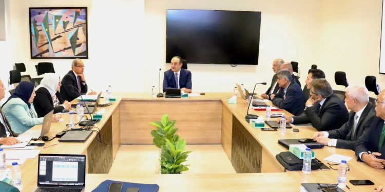 وزير قطاع الأعمال يوجه بسرعة إنجاز مشروعات تطوير شركات الأدوية التابعة