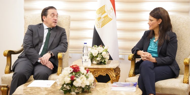 مصر تبحث التعاون مع إسبانيا في برامج مبادلة الديون