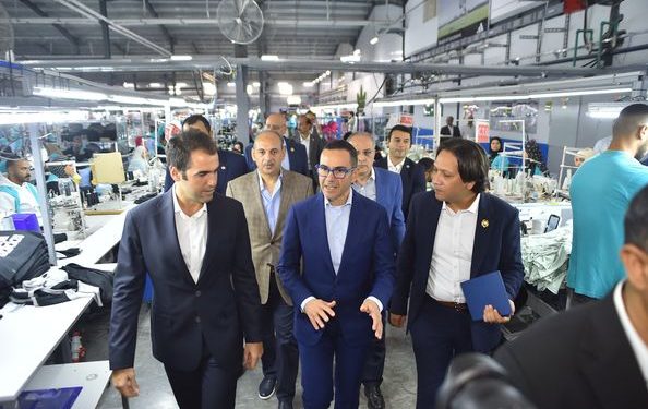 وزير الاستثمار يتفقد عددا من المصانع بالمنطقة الصناعية الحرة بالإسماعيلية