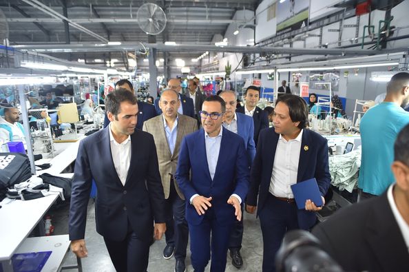 وزير الاستثمار يتفقد عددا من المصانع بالمنطقة الصناعية الحرة بالإسماعيلية
