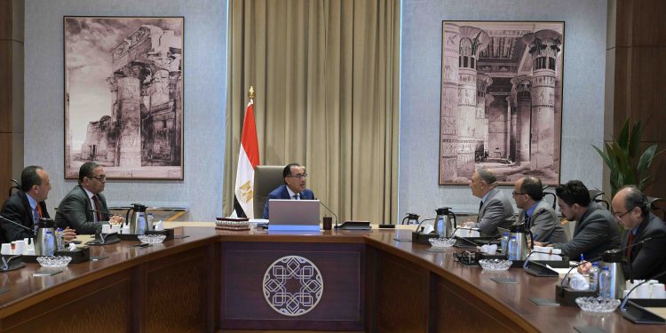 رئيس الوزراء يُتابع ملفات عمل المركز الوطني لتخطيط استخدامات أراضي الدولة
