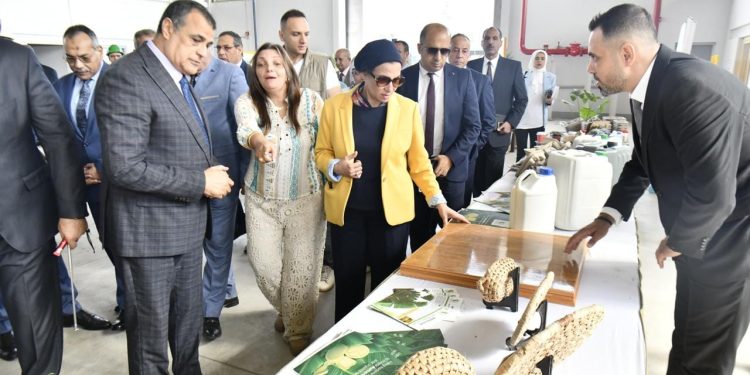 افتتح محمد صلاح الدين وزير الدولة للإنتاج الحربى، وياسمين فؤاد وزيرة البيئة، مصنع إنتاج العبوات الكرتونية الصديقة للبيئة من مخلفات ألياف الموز، بمصنع إنتاج وإصلاح المدرعات (مصنع 200 الحربى)، بتكلفة 40 مليون جنيه للمرحلة الأولى.