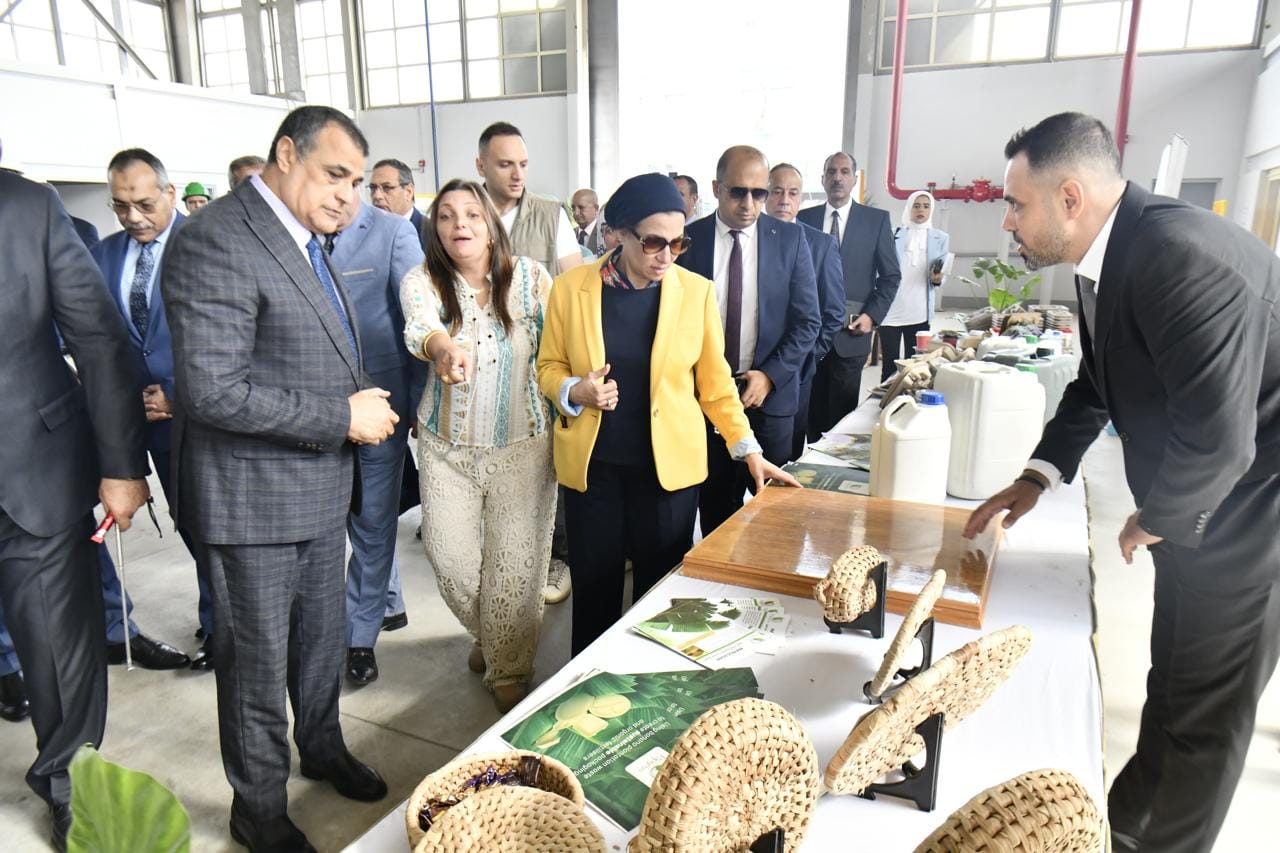 افتتح محمد صلاح الدين وزير الدولة للإنتاج الحربى، وياسمين فؤاد وزيرة البيئة، مصنع إنتاج العبوات الكرتونية الصديقة للبيئة من مخلفات ألياف الموز، بمصنع إنتاج وإصلاح المدرعات (مصنع 200 الحربى)، بتكلفة 40 مليون جنيه للمرحلة الأولى.