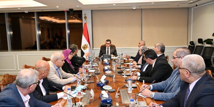 وزير الإسكان: جذب الشركات العالمية لإقامة مصانع بالمدن الجديدة