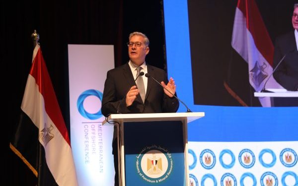 كريم بدوي وزير البترول