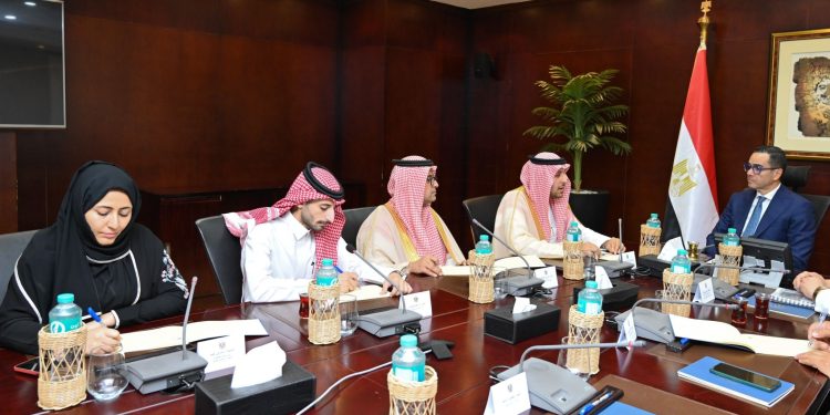 الاستثمار تبحث تطوير التعاون الاقتصادى مع السعودية