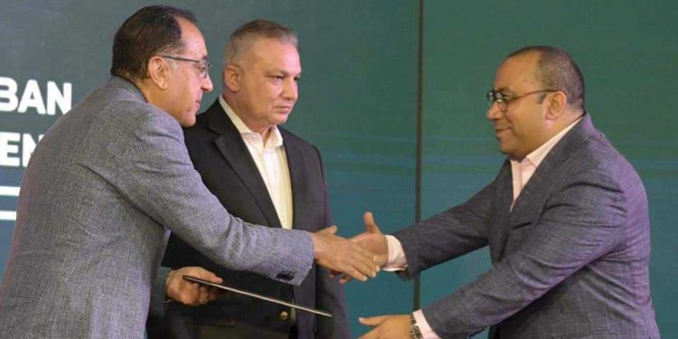 رئيس الوزراء يسلم عددًا من عقود الوحدات السكنية بمشروع داره فى السويس