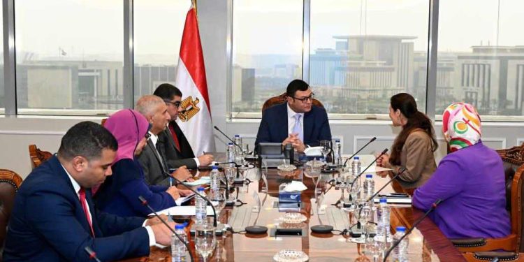 "الإسكان" تبحث تعزيز التعاون مع "النساجون الشرقيون"