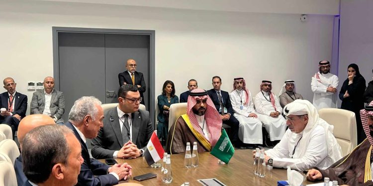 وزير الإسكان يبحث تعزيز التعاون مع ممثلى مجلس الأعمال السعودى المصرى