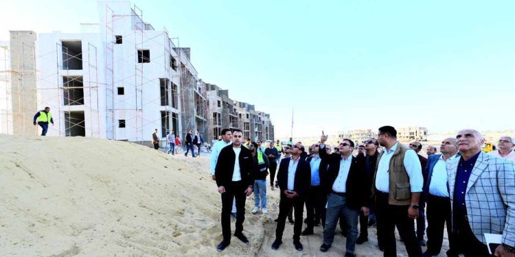 وزير الإسكان يتفقد المشروعات بمركز مارينا العلمين السياحى