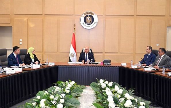 "الوزير" يترأس الاجتماع الأول لـ"التنمية الصناعية" بعد تشكيله الجديد