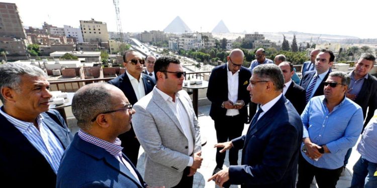 وزير الإسكان: يجب توفير المزيد من الغرف الفندقية بالمنطقة المحيطة بالأهرامات