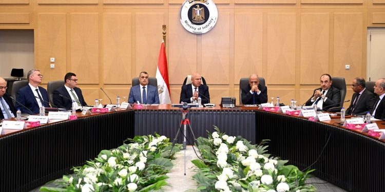 تسهيلات وحوافز من "البترول" لدعم القطاع الصناعي