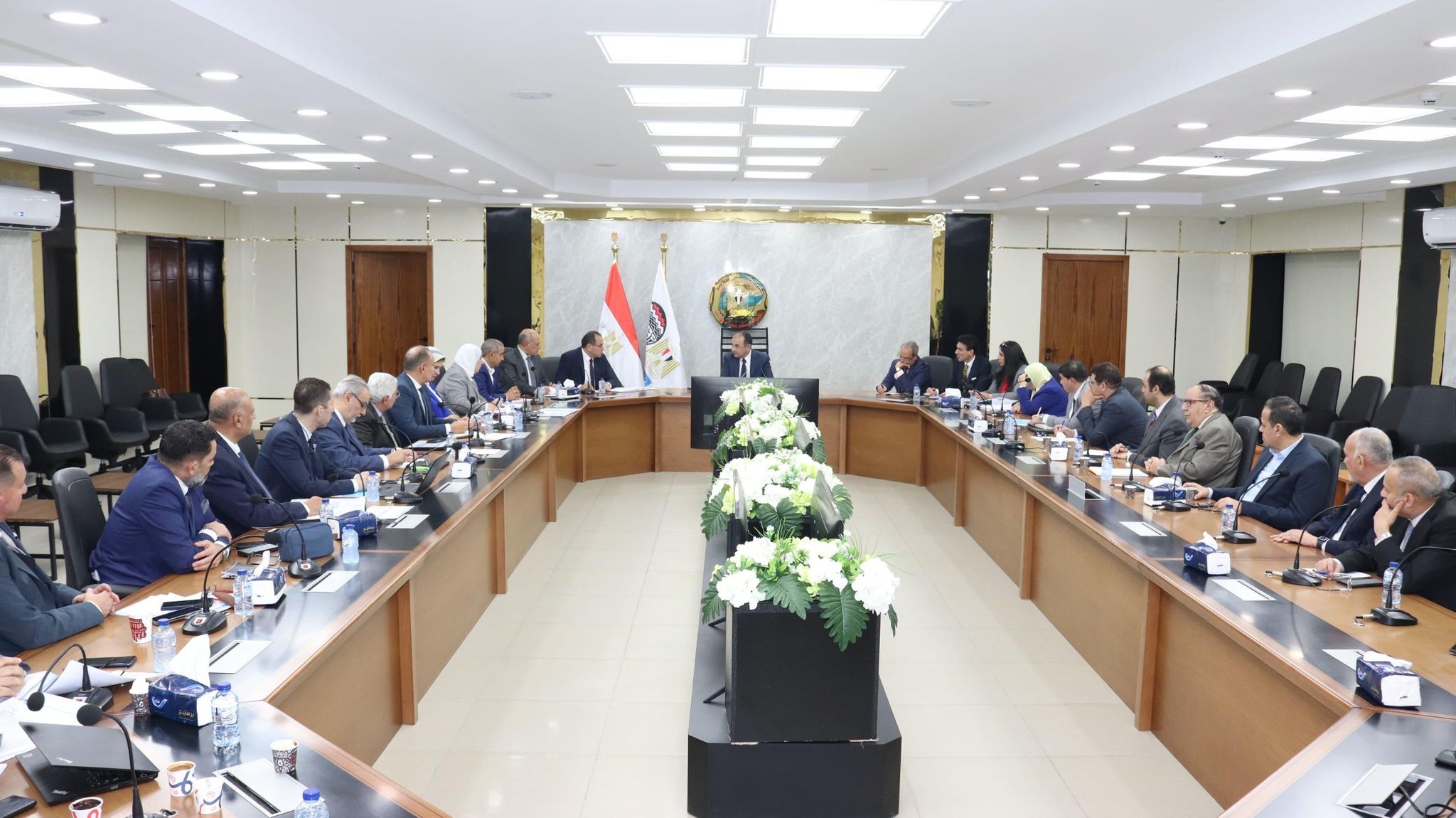 وزير قطاع الأعمال يستعرض مستجدات تطوير صناعة الغزل والنسيج