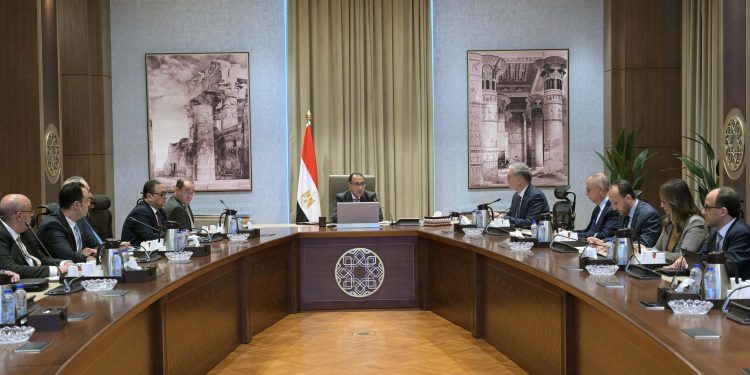 الحكومة تبدأ تحويل سياراتها للعمل بالغاز الطبيعى