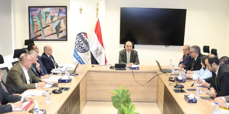 وزير قطاع الأعمال يتابع الموقف التنفيذي لمشروعات شركات "القابضة المعدنية"