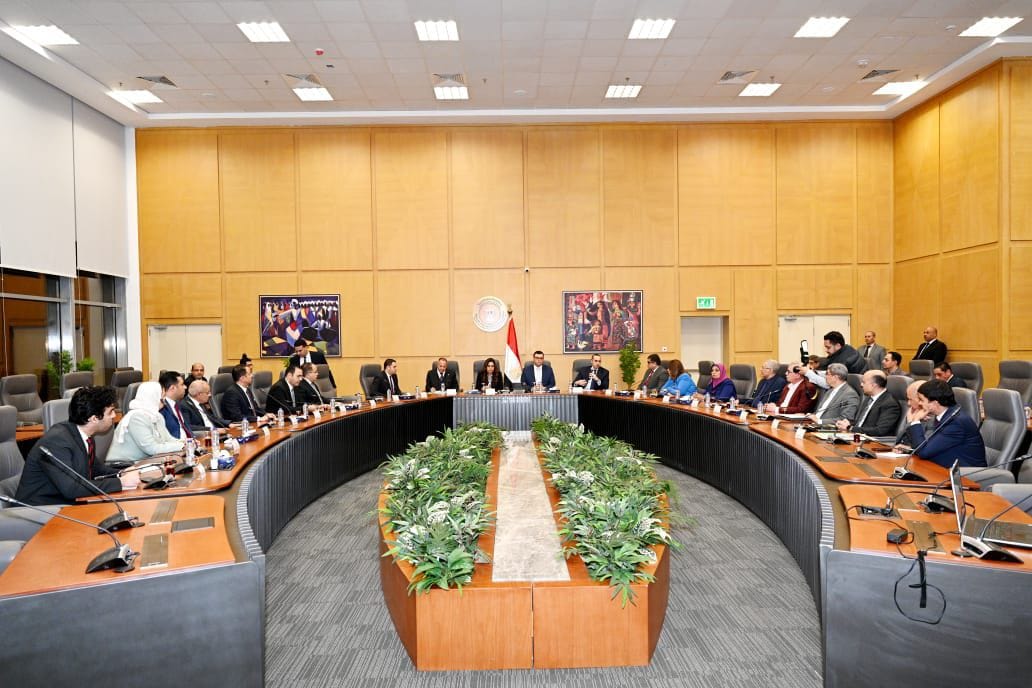 الحكومة تبحث مقترحات تنفيذ مشروعات سكنية في محافظة بورسعيد