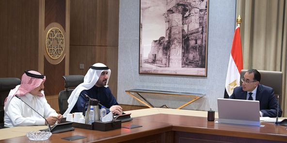 رئيس الوزراء يلتقى رئيس الديوان الأميرى لإمارة عجمان