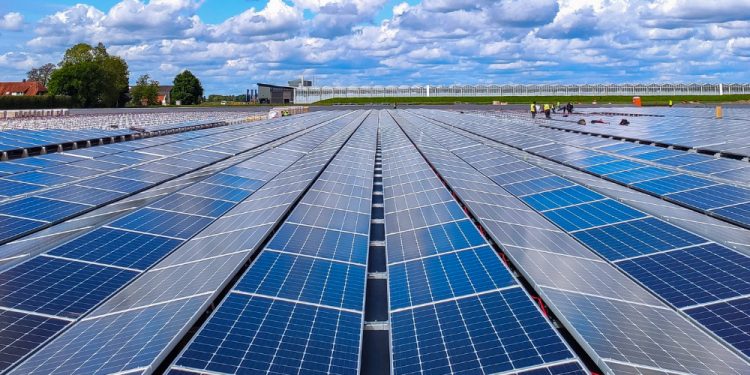 ألواح الطاقة الشمسية